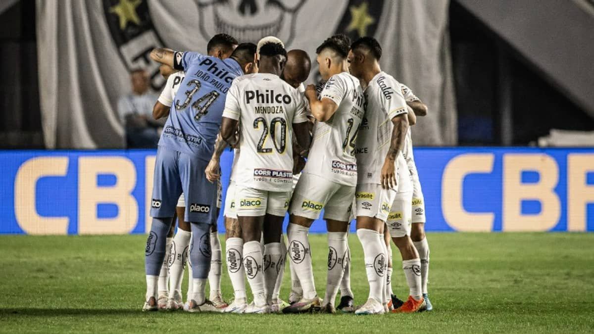 João Paulo pede desculpas à torcida do Santos e vê atuação vergonhosa: 'Mancha na história''