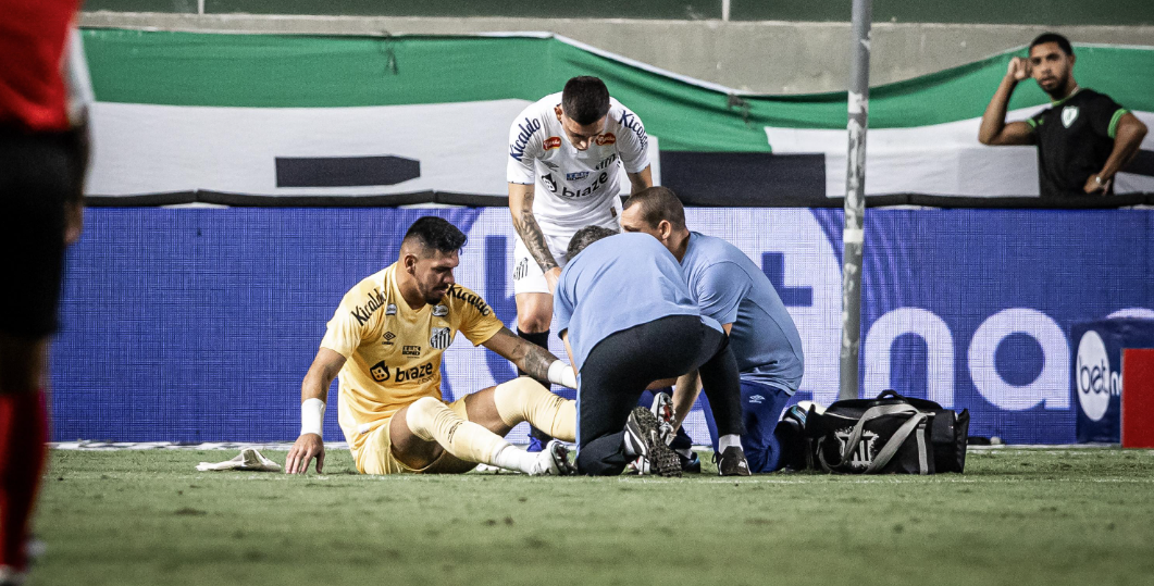 Santos confirma grave lesão do goleiro João Paulo, que não deve voltar a jogar em 2024