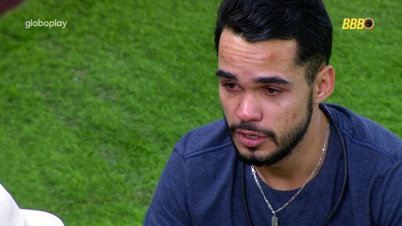 No Paredão do BBB 25, João Pedro chora ao lado do irmão e faz pedido