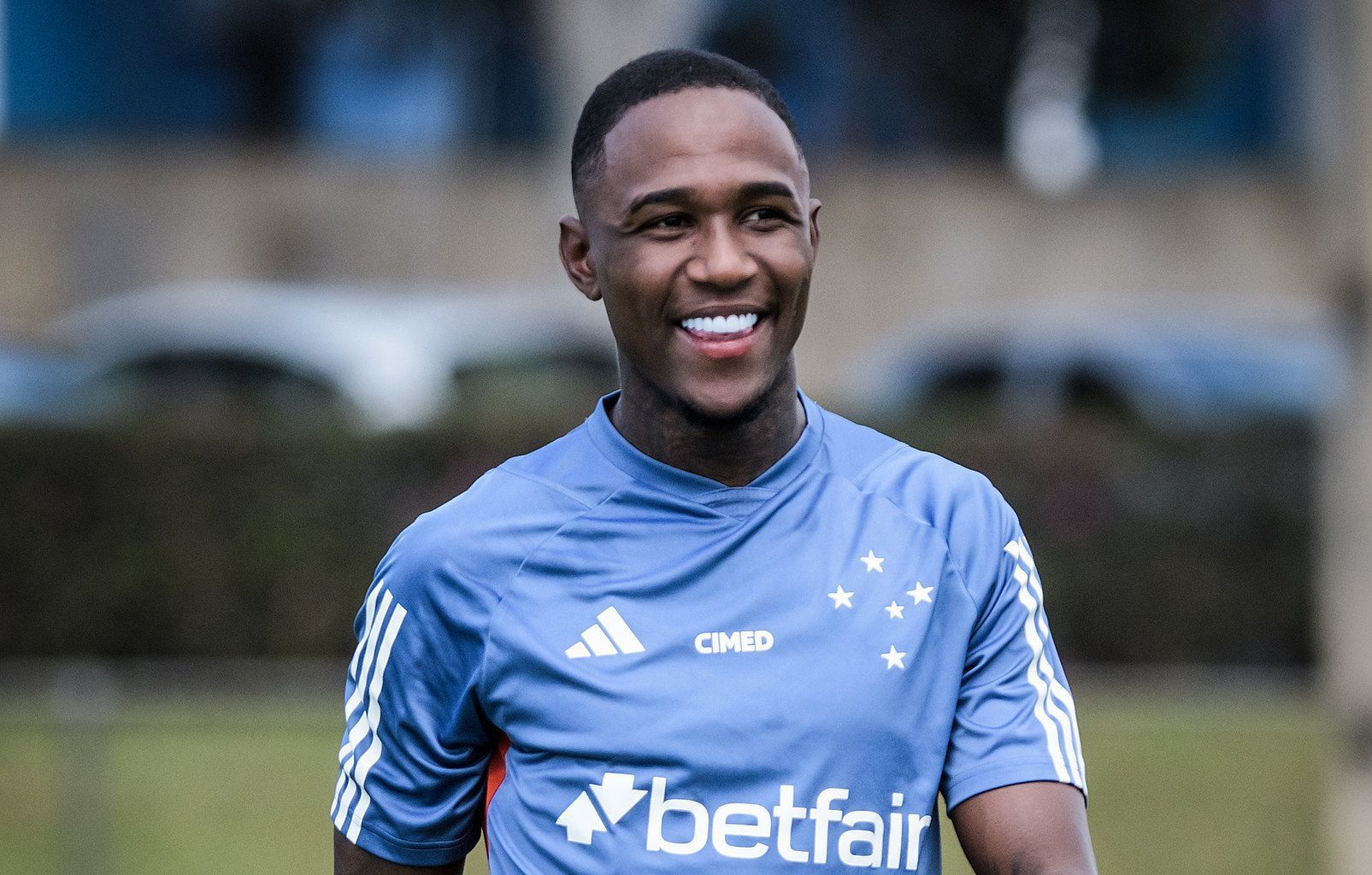 Após ser reintegrado no Cruzeiro, atacante tem contrato renovado