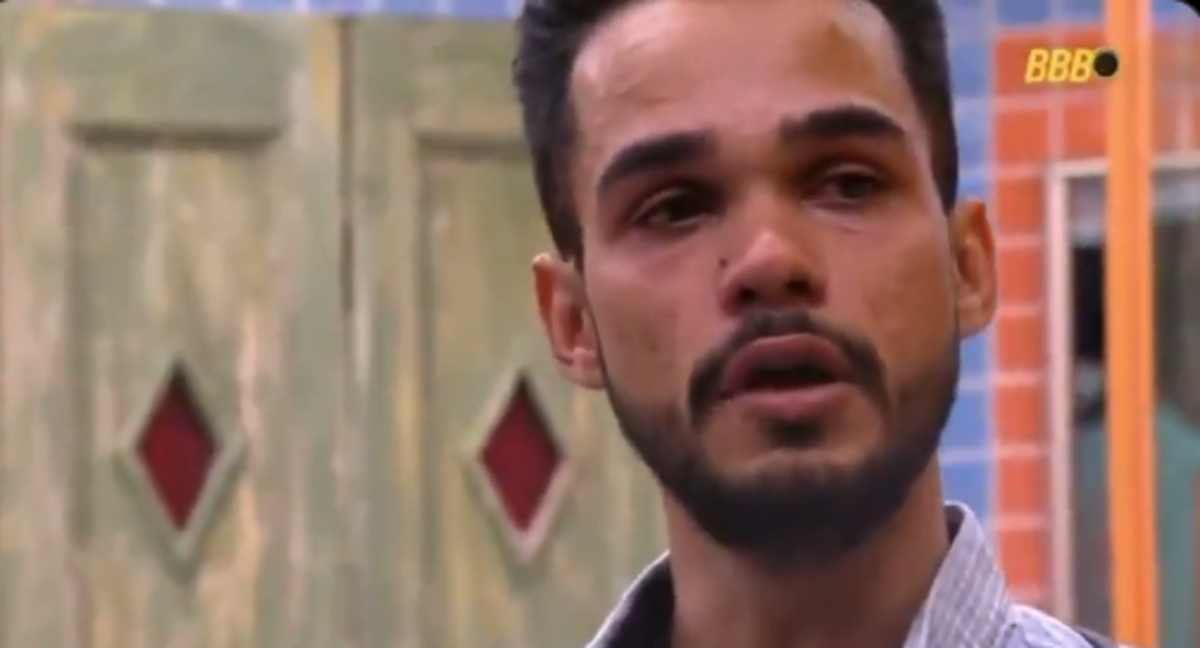 Aos prantos, João Pedro lamenta primeira eliminação do BBB 25: 'Não somos ninguém'
