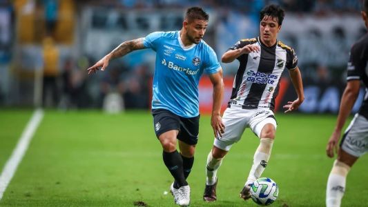 João Pedro foi substituído no início do segundo tempo após sentir a coxa