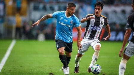João Pedro foi substituído no início do segundo tempo após sentir a coxa