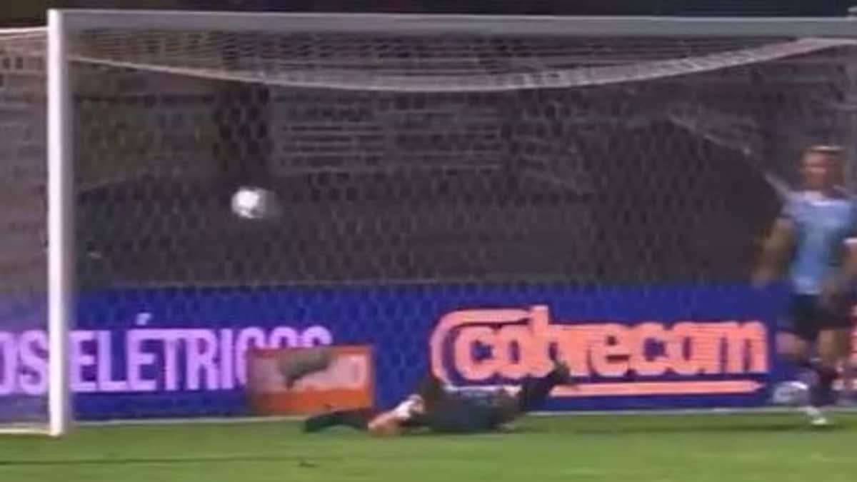 Grêmio faz gol contra bizarro, e lance vira piada nas redes sociais