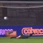 Grêmio faz gol contra bizarro, e lance vira piada nas redes sociais