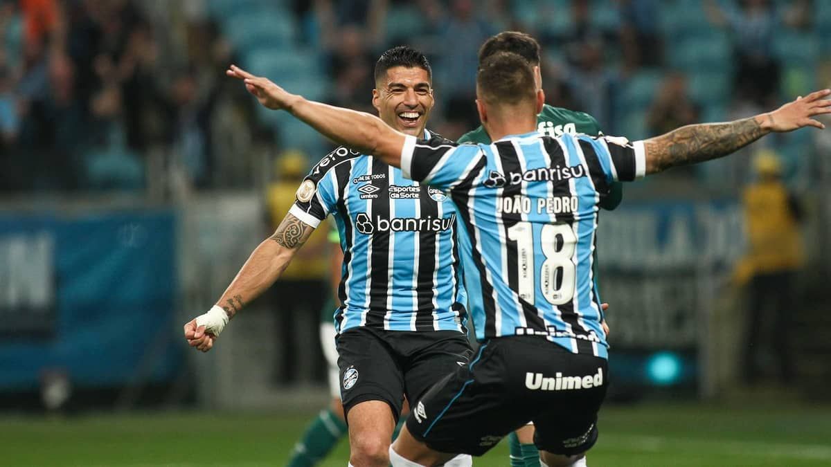 Grêmio vence Palmeiras e fica a um ponto da vice-liderança no Brasileirão