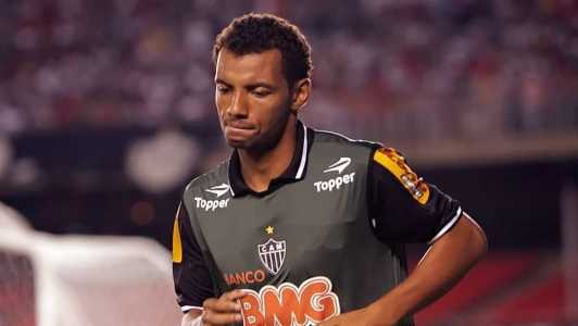 João Pedro no jogo em que estreou como profissional, em 2010, contra o Athletico-PR