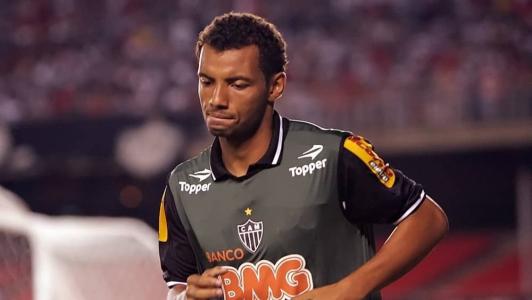 João Pedro no jogo em que estreou como profissional, em 2010, contra o Athletico-PR