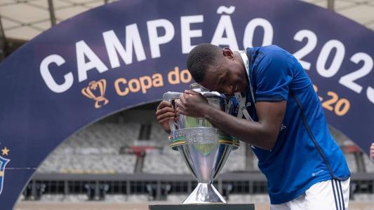 João Pedro tem 20 anos e vai estourar idade para última categoria na base em fevereiro do ano que vem