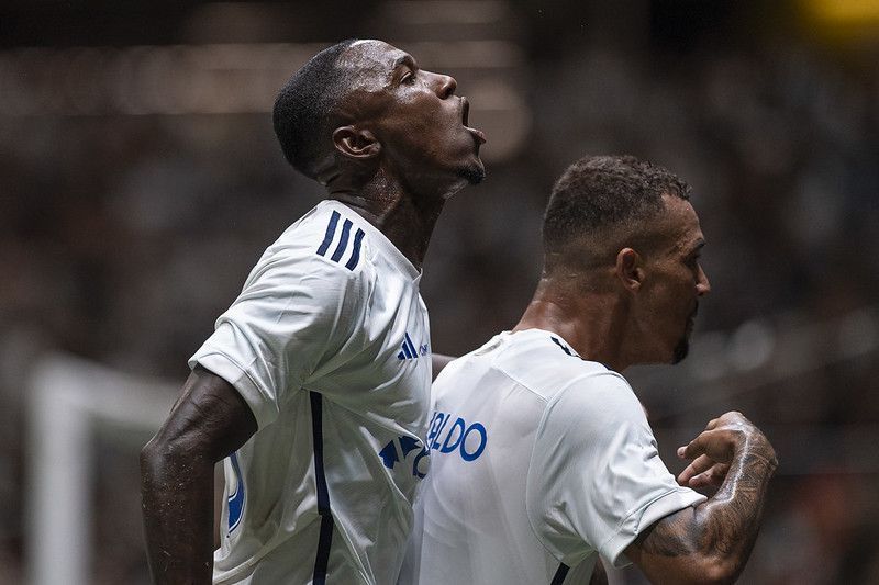 Decisivo no clássico, João Pedro ganha moral no Cruzeiro com gols e boas atuações