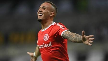 João Peglow, atacante do Internacional, a caminho do Sport