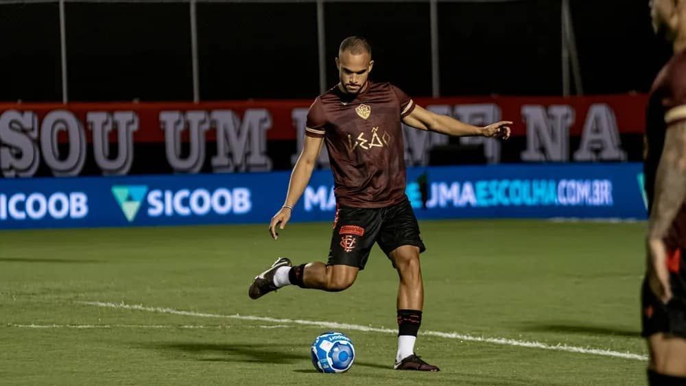 Condé comemora 'resgate' de zagueiro: 'Praticamente execrado no Vitória'