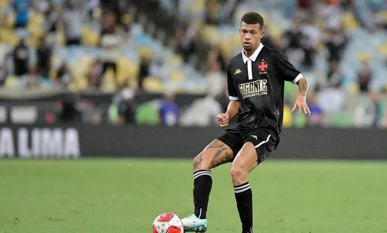 Enquanto procura reforço para posição, zagueiro ganha espaço no Vasco