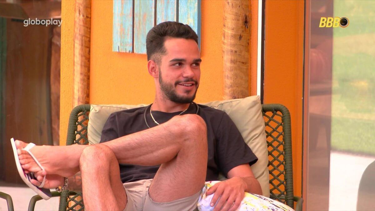 No BBB 25, João Pedro suspeita de pegação entre Maike e Renata: ‘Estavam agarradinho’