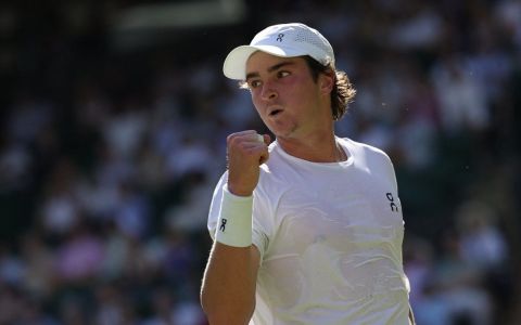João Fonseca em ação por jogo de Wimbledon 2025