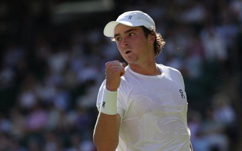 João Fonseca em ação por jogo de Wimbledon 2025
