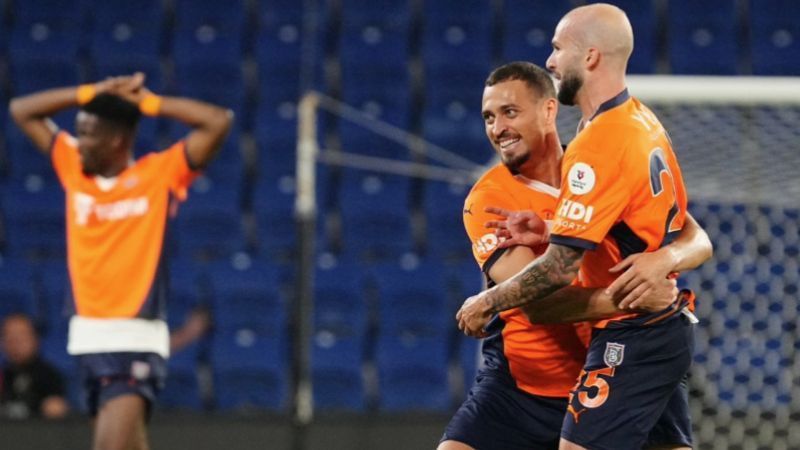 Ex-atacante do Atlético marca golaço do meio-campo no Campeonato Turco; veja