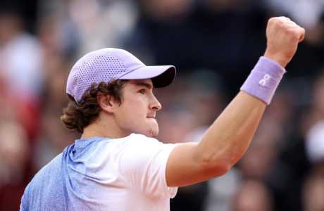 João Fonseca comemora ponto em vitória sobre Hurkacz em Roland Garros em 2025