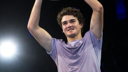 João Fonseca celebra título do ATP da Basileia em 2025