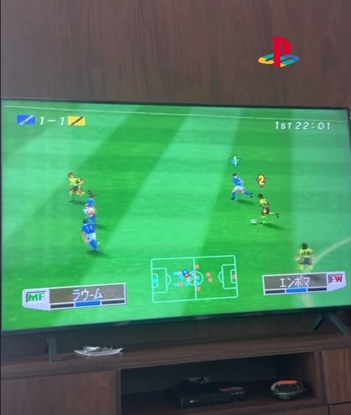 'Raiz': atleta do Cruzeiro compartilha jogatina em videogame clássico