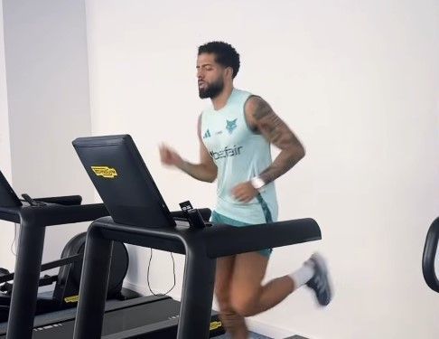Em tratamento de lesão no Cruzeiro, João Marcelo faz corrida em esteira e comemora