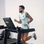 Em tratamento de lesão no Cruzeiro, João Marcelo faz corrida em esteira e comemora