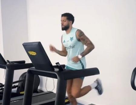 João Marcelo durante corrida em esteira durante tratamento de lesão grave no joelho direito