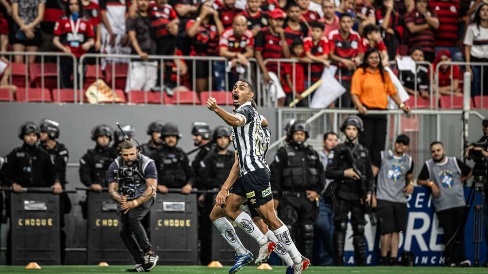Flamengo tem dois expulsos, Joaquim faz golaço e Santos vence pelo Brasileiro