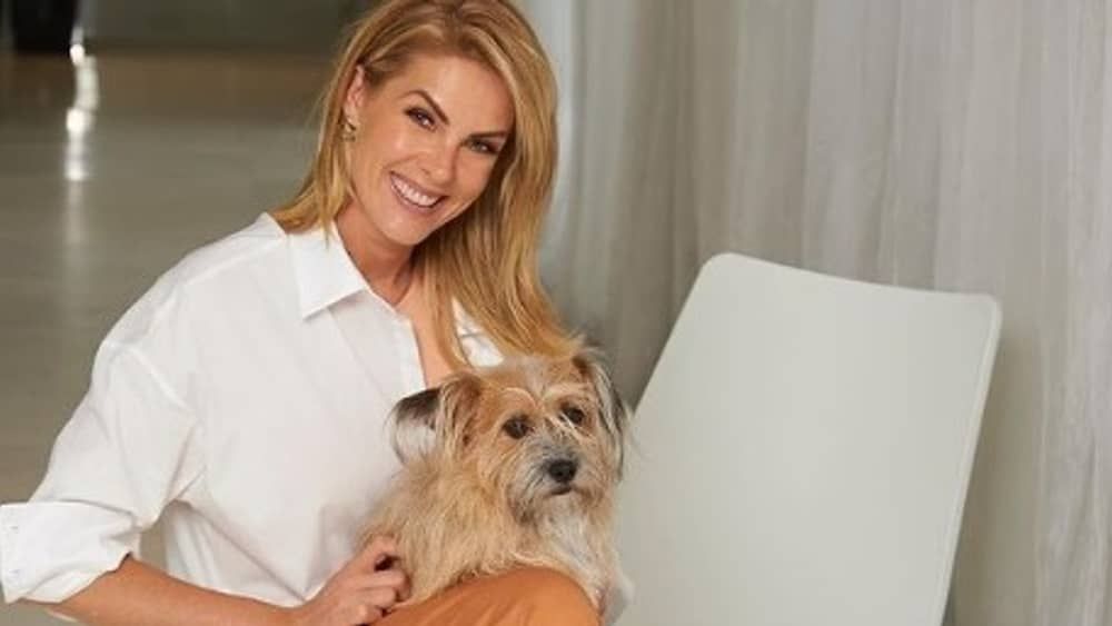 Ana Hickmann posa ao lado de Joaquim, cão rejeitado pelo ex que a salvou de agressão