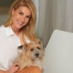 Ana Hickmann posa ao lado de Joaquim, cão rejeitado pelo ex que a salvou de agressão