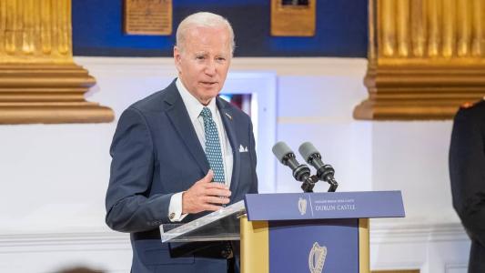 Joe Biden durante evento no Castelo de Dublin