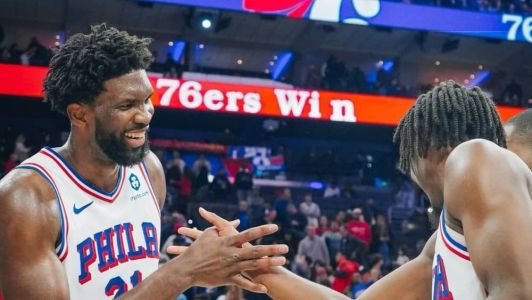 Joel Embiid e Tyrese Maxey, pivô e armador do Philadelphia 76ers