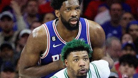 Joel Embiid, pivô franco-camaronês do Sixers, e Marcus Smart, armador do Celtics