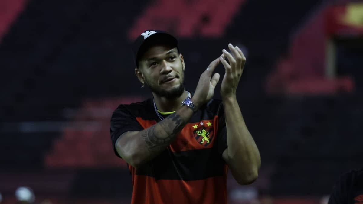 Joelinton, do Newcastle, assiste a jogo do Sport e é ovacionado na Ilha