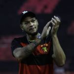 Joelinton, do Newcastle, assiste a jogo do Sport e é ovacionado na Ilha