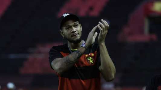 Joelinton, atacante do Newcastle, assistiu ao jogo do Sport na Ilha