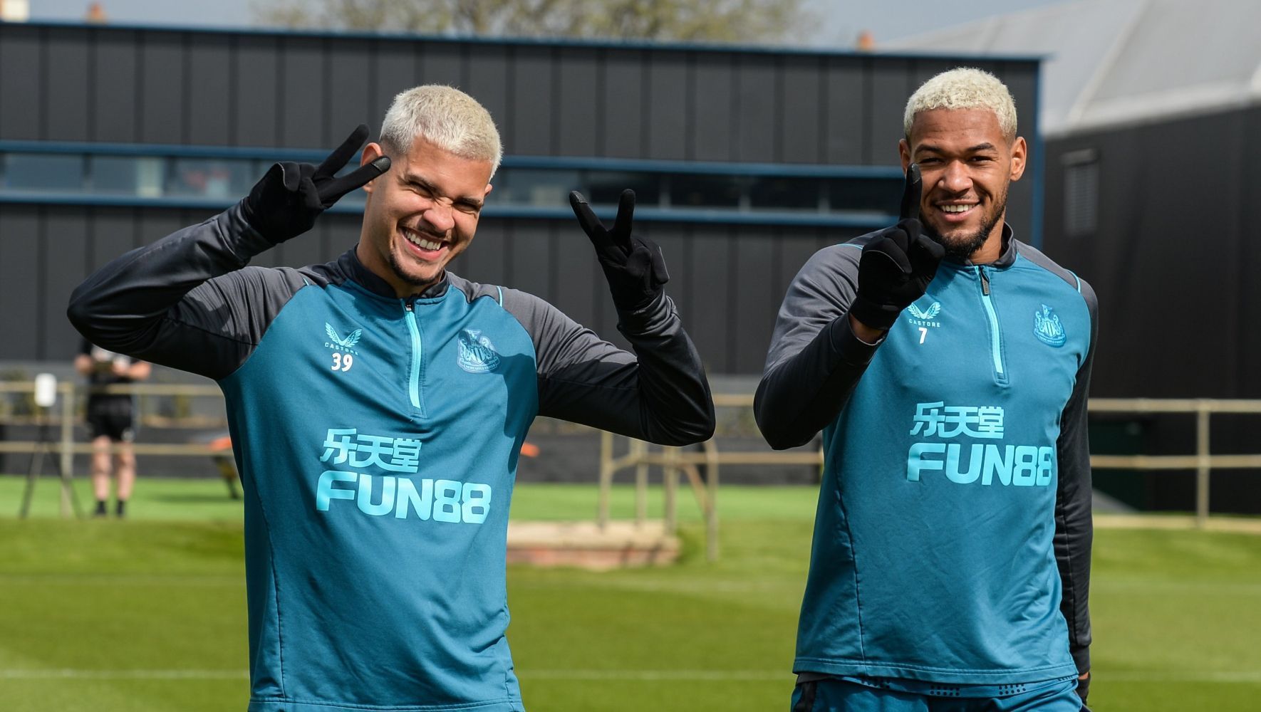 Clube inglês anuncia renovação de contrato com meio-campista brasileiro