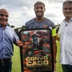 Convocado para Seleção, Joelinton, do Newcastle, treina no Sport e é homenageado