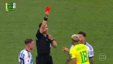 Joelinton é expulso em jogo contra a Argentina, pelas Eliminatórias