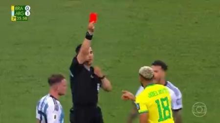 Joelinton é expulso em jogo contra a Argentina, pelas Eliminatórias