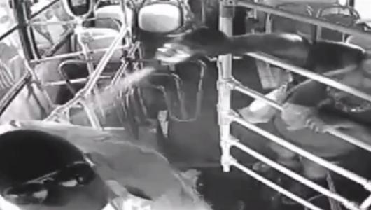 Foto mostra mulher jogando querosene no ex-marido em ônibus de Campinas (SP)