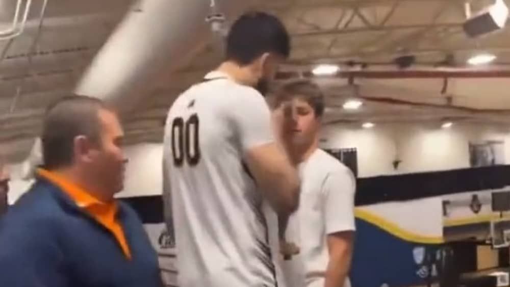 Jogador de basquete se revolta e 'apavora' torcedor após supostos insultos racistas