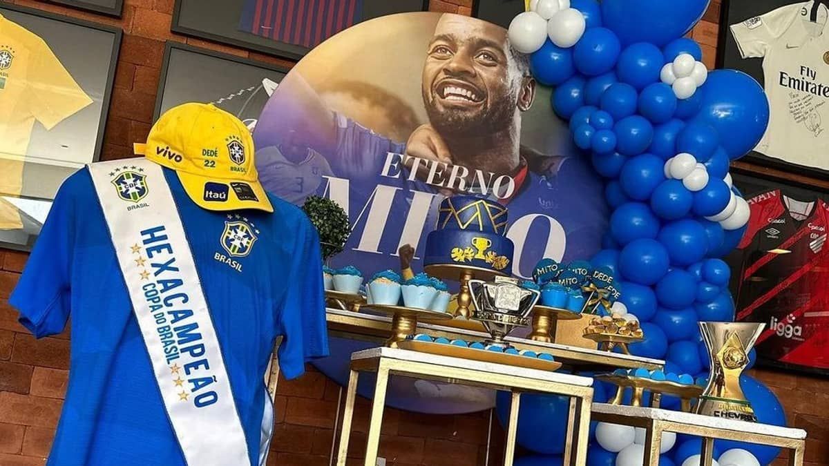 Dedé utiliza faixa de campeão do Cruzeiro como decoração em festa de aniversário