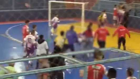 Jogador de 18 anos passou mal e morreu durante partida de futsal no RS