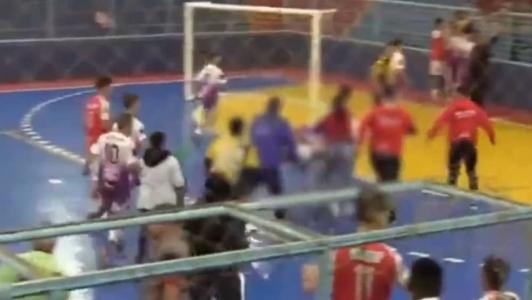 Jogador de 18 anos passou mal e morreu durante partida de futsal no RS