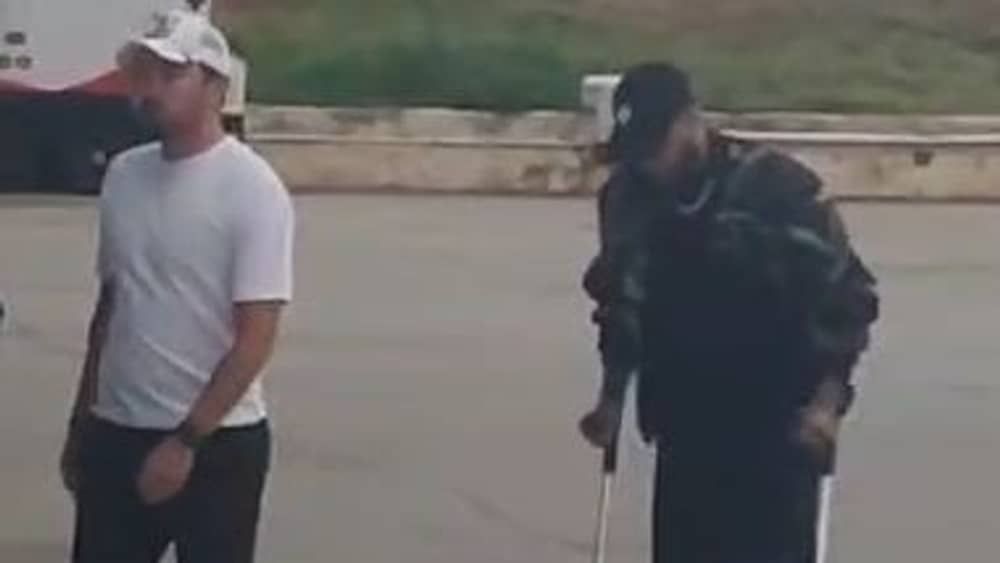 Neymar desembarca em Belo Horizonte e passará por cirurgia nesta quinta