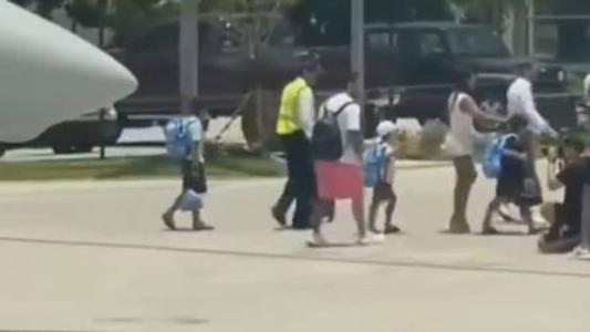 Jogador desembarcou junto da família nesta terça-feira (11)