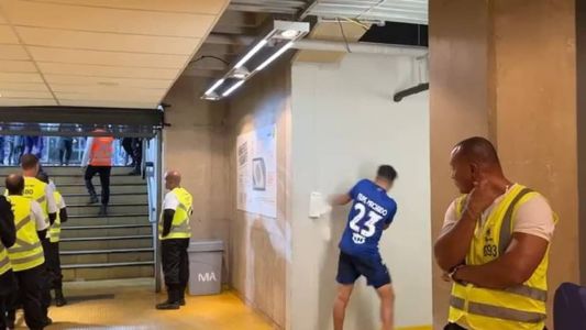 Jogador deu um soco no dispenser enquanto ia para o vestiário