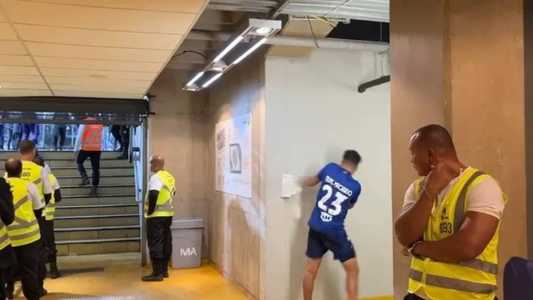 Jogador deu um soco no dispenser enquanto ia para o vestiário