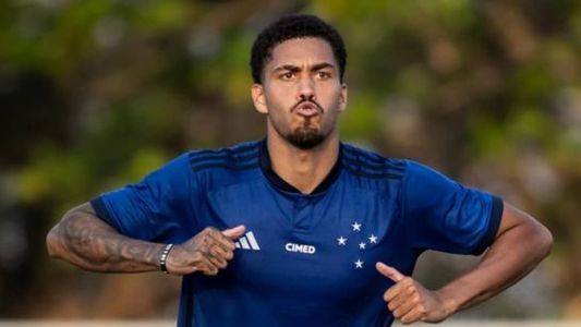 Jogador do Cruzeiro imita galinha em clássico